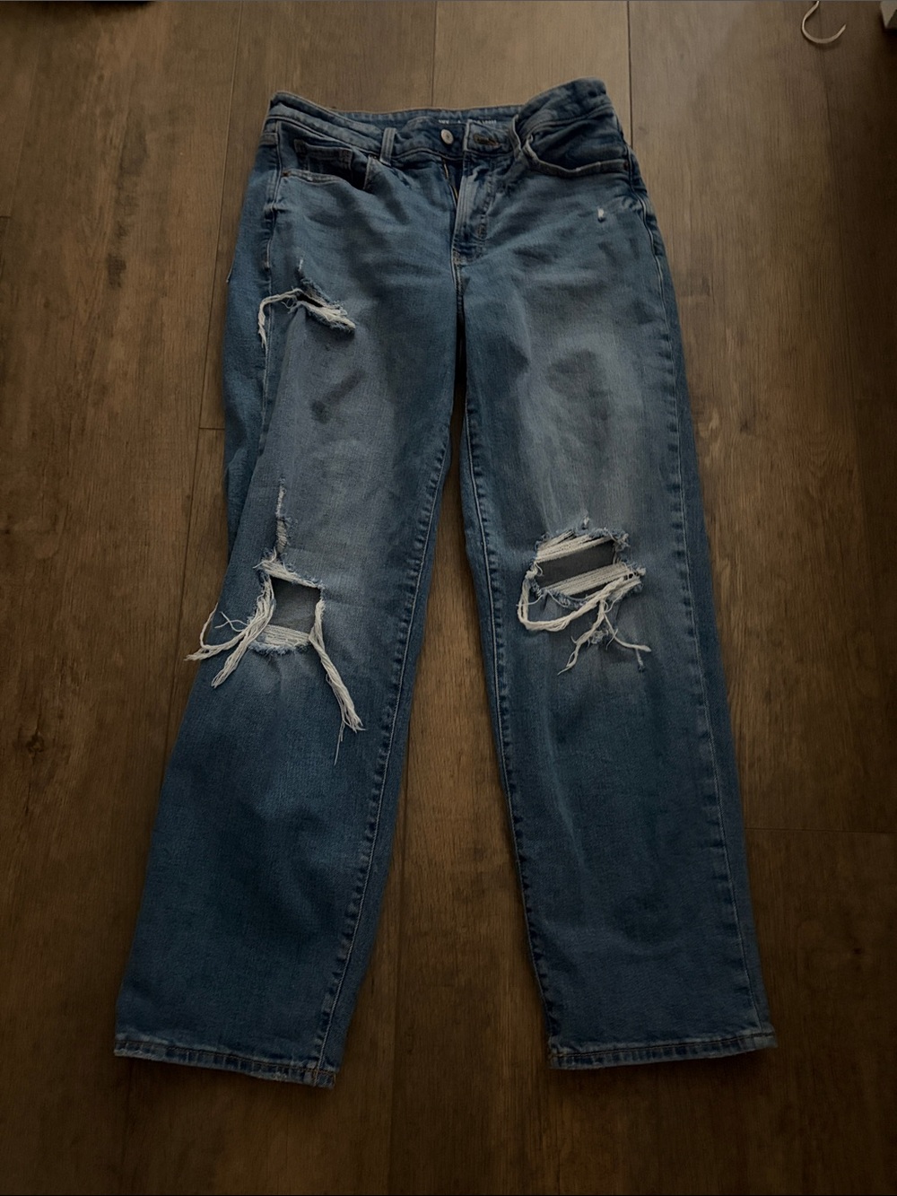 Old Navy Distressed Jeans🤍 Size 8. Great Condition, Cute Ripped Detail On Knees.